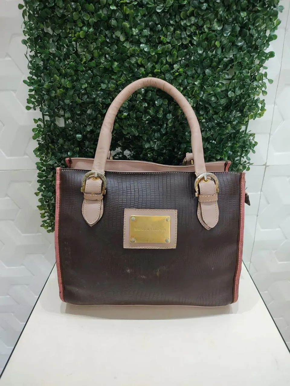 Bolsa de mão marrom e rosé Monica Sanches tiracolo alça couro sintético 
