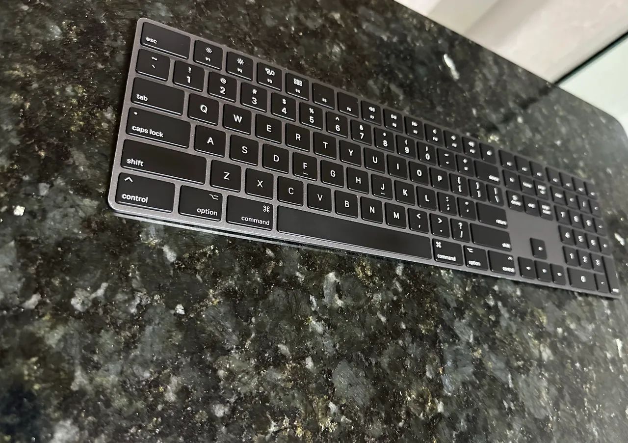 Apple Magic Keyboard A1843 com Teclado Numérico  - Foto 3