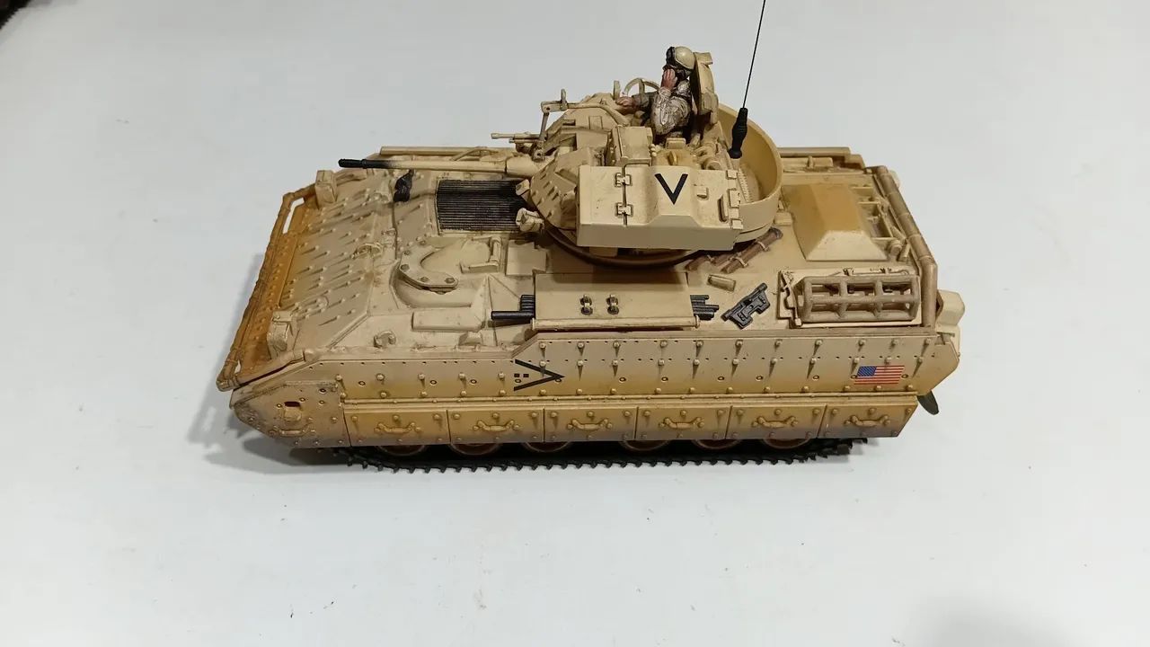 Forces of valor unimax 1:32 Bradley m2 kuwait  - Foto 2