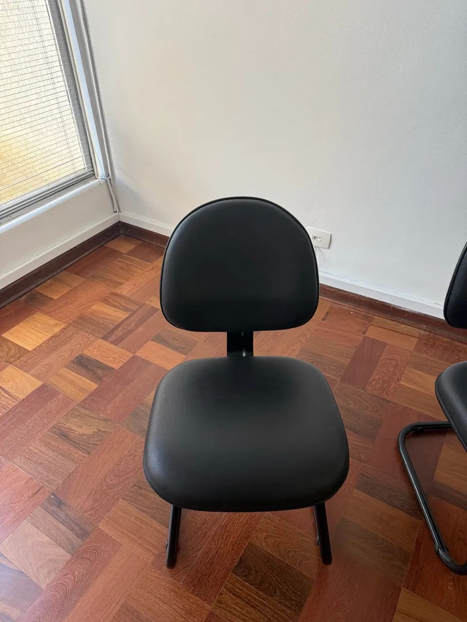 Duas cadeiras para atendimento - Foto 2