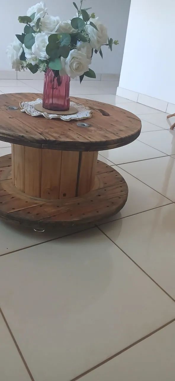 Mesa de centro em madeira com rodinhas - Foto 2