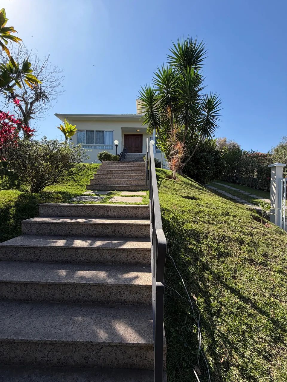 Casa com 4 suítes e piscina 
