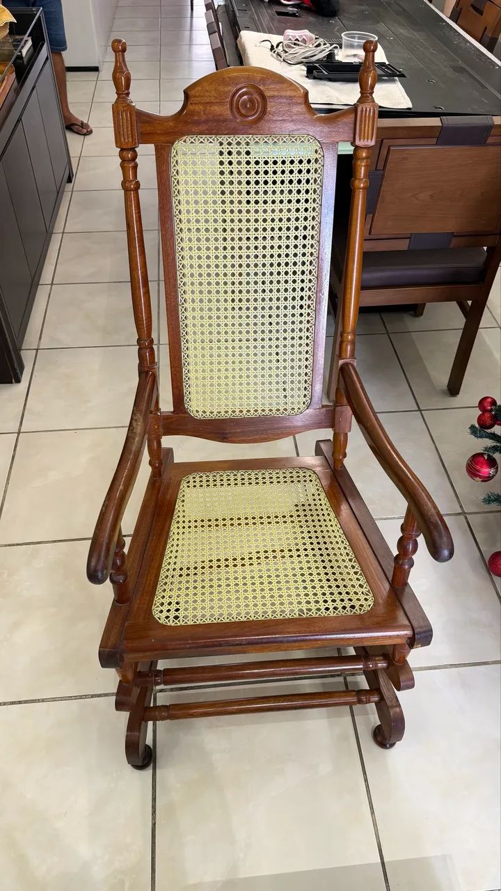 Vendo cadeira de balanço em madeira - Foto 3