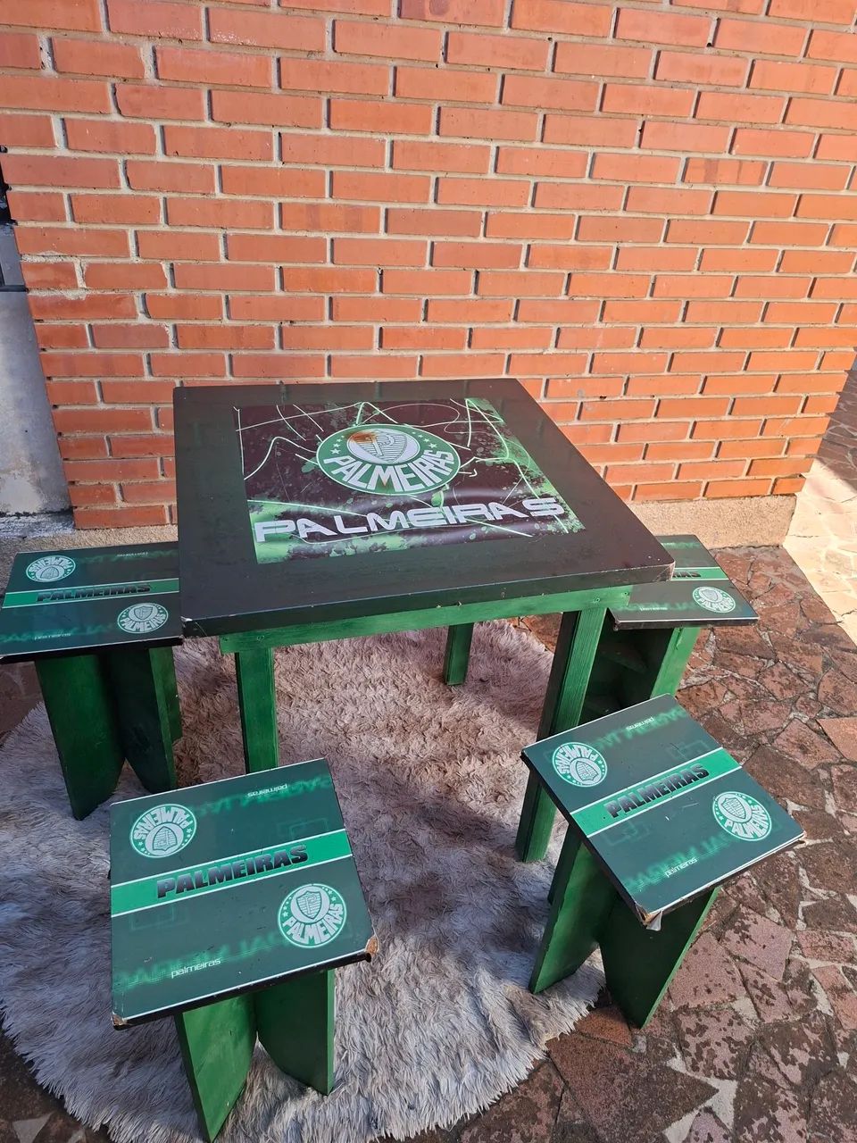 Mesa de madeira com 4 banquetas Palmeiras - Foto 2