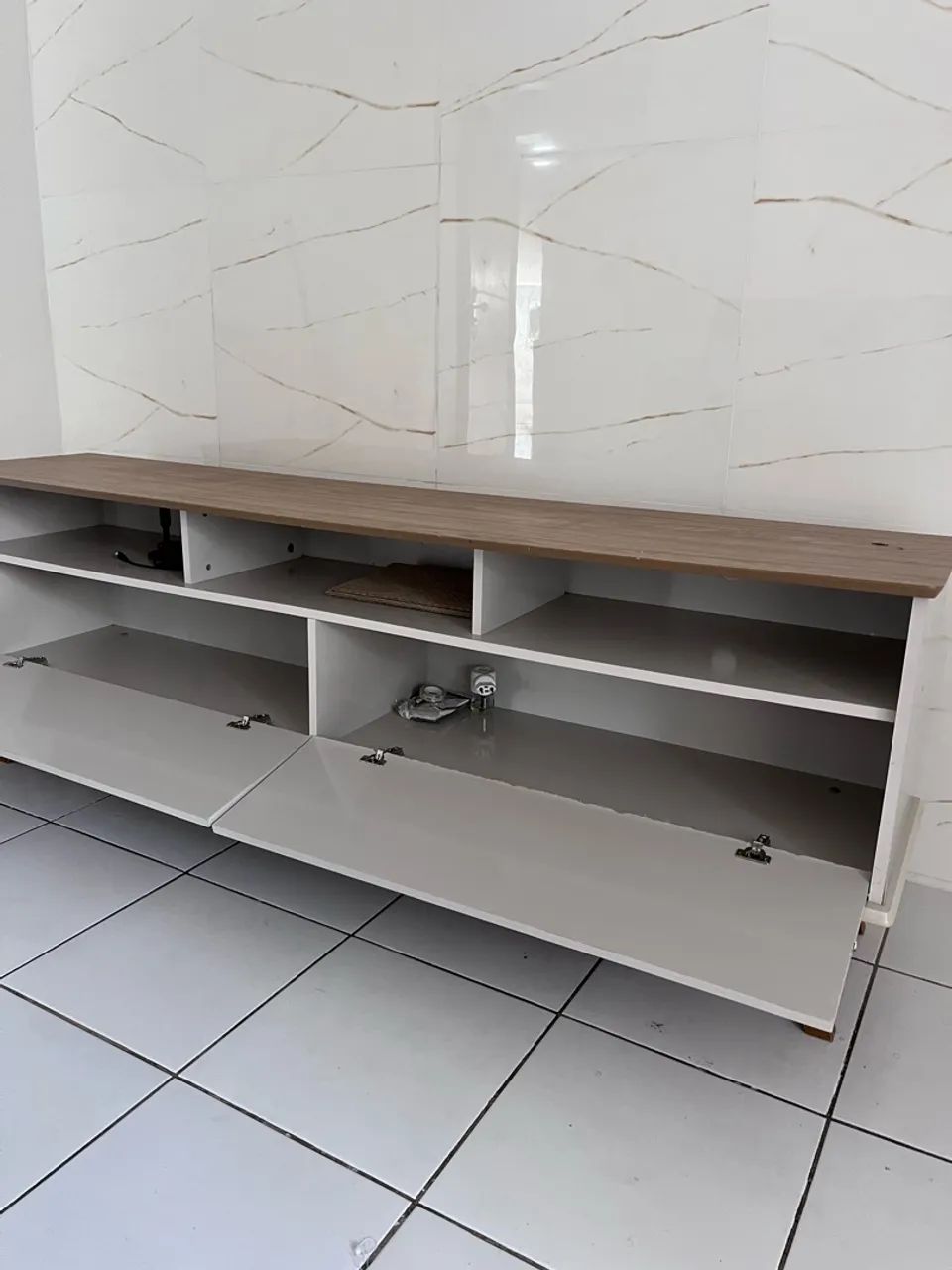 Rack para sala laqueado com pés de madeira - Foto 2