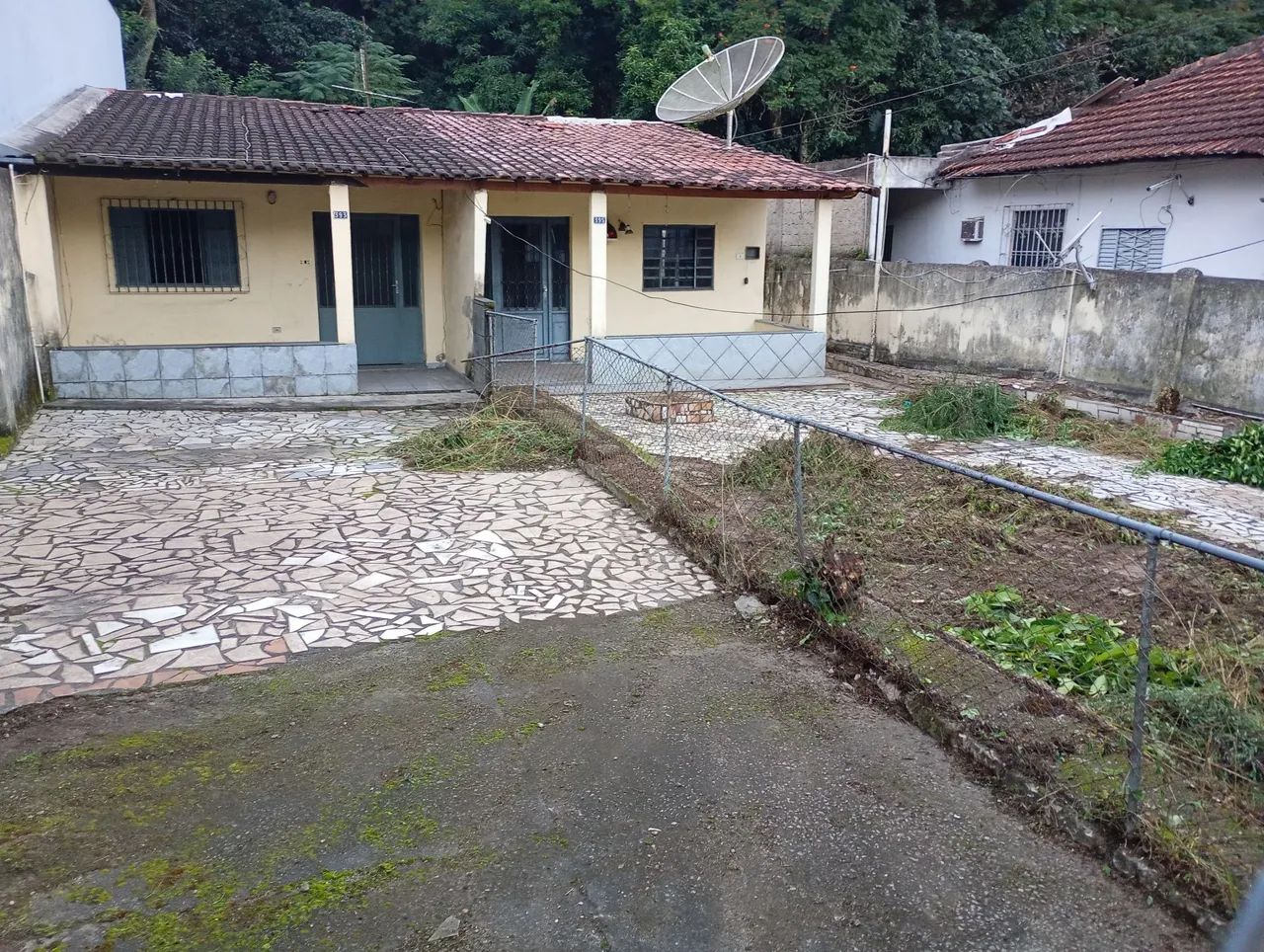 Terreno com 2 casas geminadas 