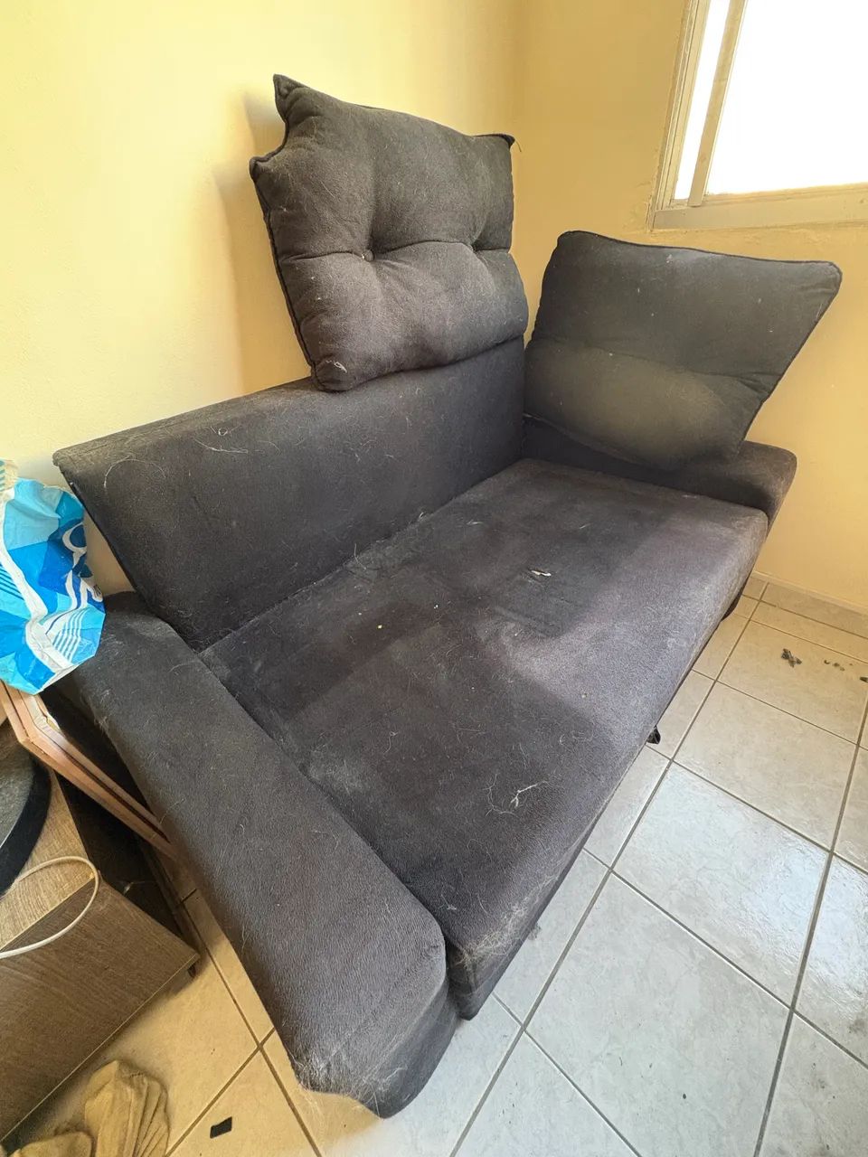 VENDO - SOFÁ CAMA PRETO 2 LUGARES - Foto 2