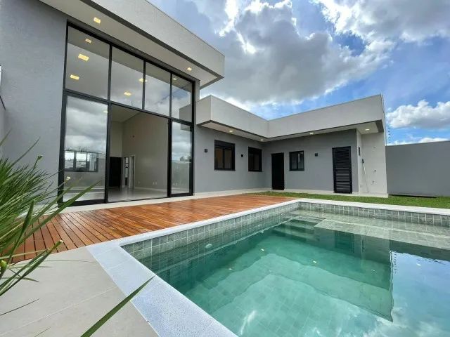 Casa com 03 suítes, piscina e terreno grande