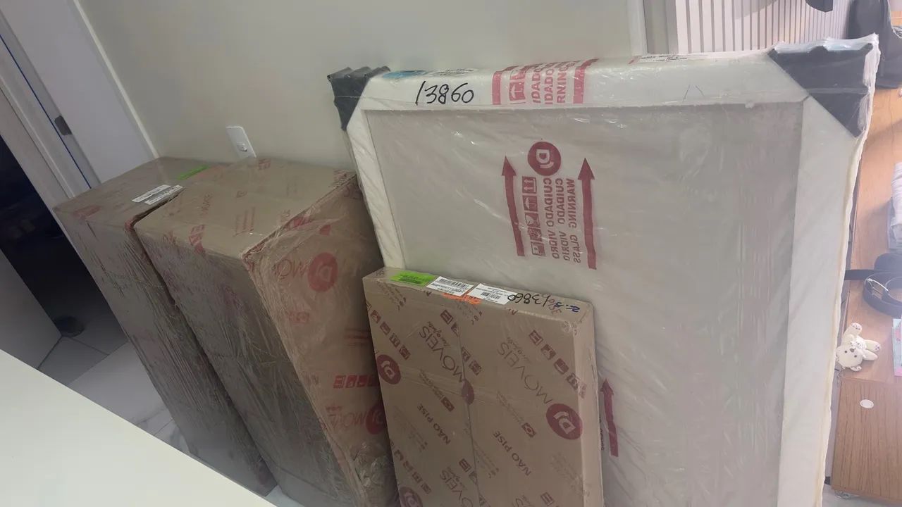 Mesa com tampo de vidro e 4 cadeiras estofadas - Foto 2