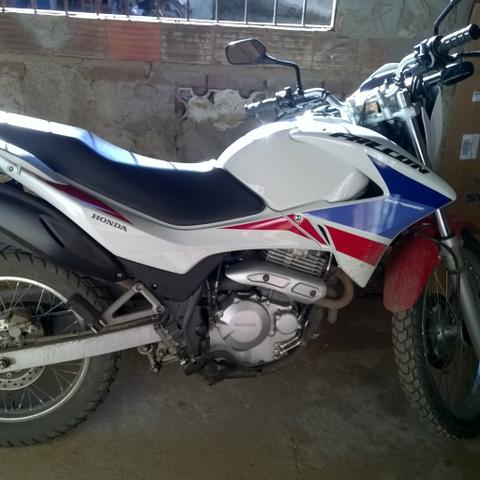 Vende-se uma moto falcon acompanha materiais