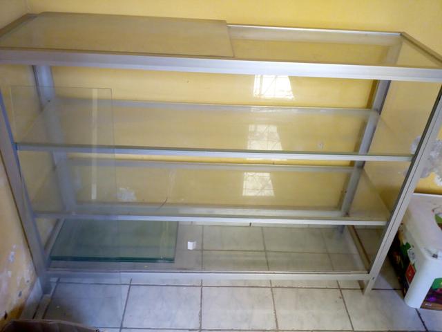 Balcão com prateleiras de vidro - Foto 2