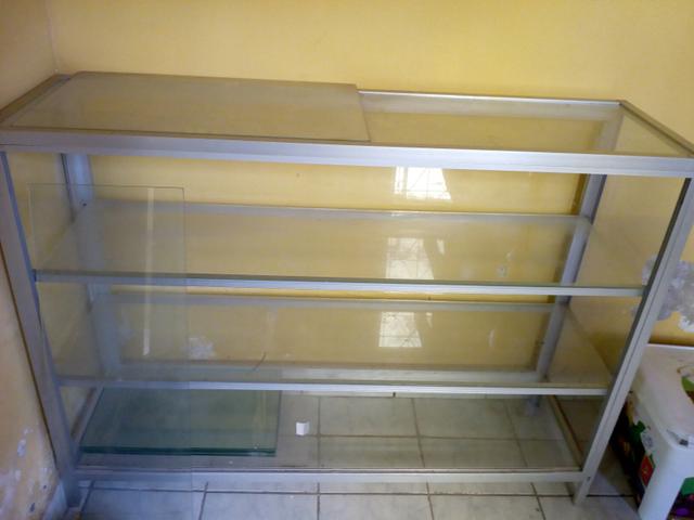 Balcão com prateleiras de vidro
