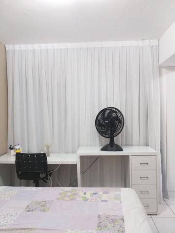 Mesa com gaveteito medindo 2.36 m