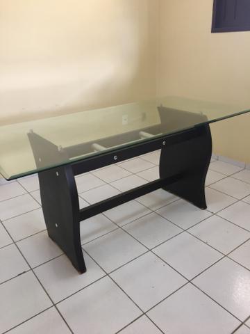 Mesa com tampo de vidro