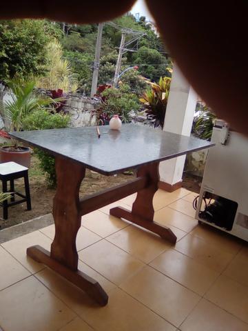 Mesa de madeiramento com pedra de granito.zao. *.centro maricá