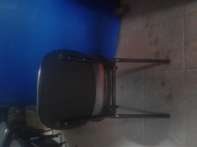 Cadeiras acolchoadas, Ventilador com vaporizador, Bateria e Guitarra - Foto 2