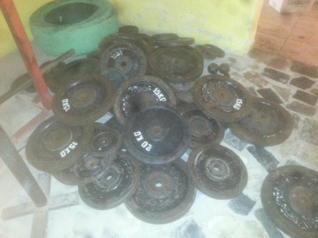 Vendo anilhas e barras de biceps, ombro e peito