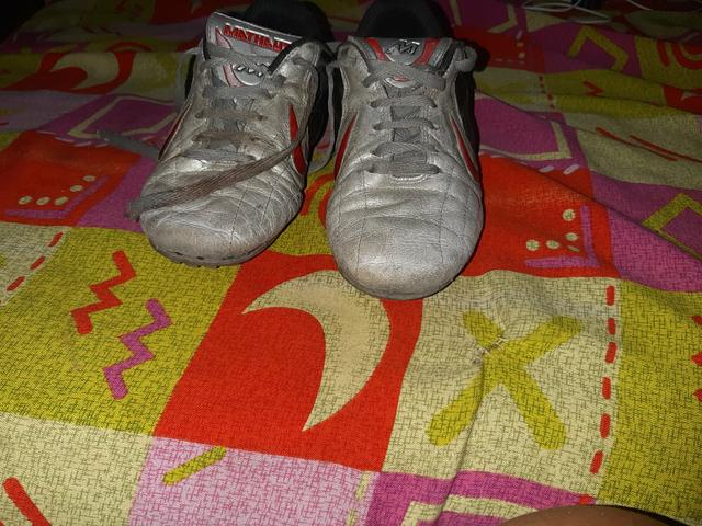 Chuteira para campo de futebol