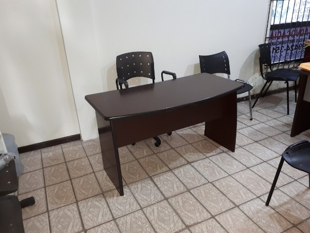 Vendo birou com complemento e tres cadeiras de recepção em de novo - Foto 2