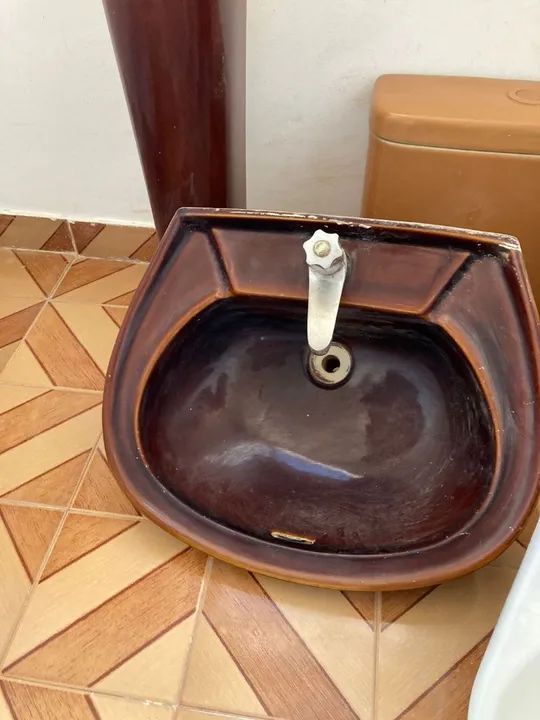 Cuba de banheiro em cerâmica com torneira de metal 