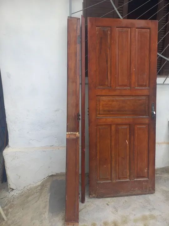 Porta de madeira maciça antiga