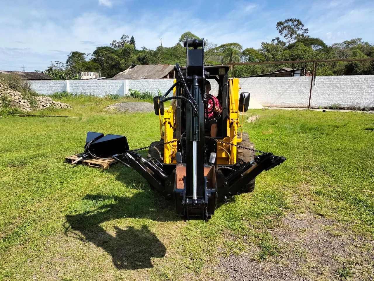 Implemento escavadeira, valetadeira para mini carregadeira  (bobcat) - Foto 3