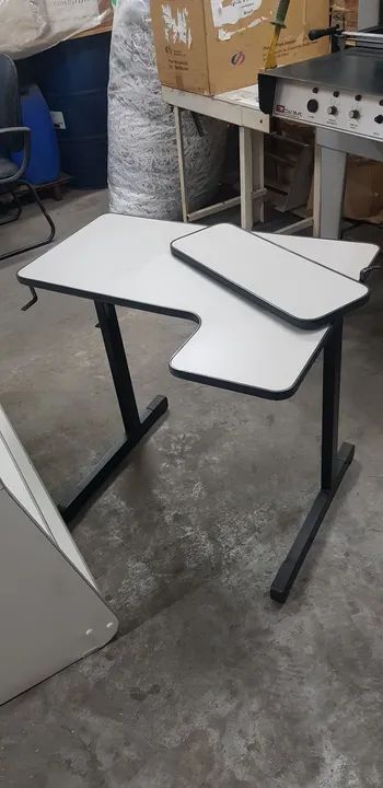 Mesa para computador com suporte para teclado