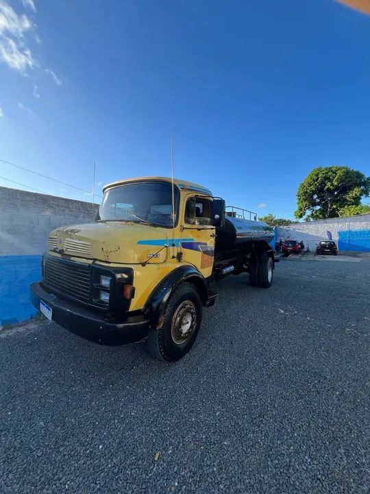 Caminhão com pneus novos - Foto 2