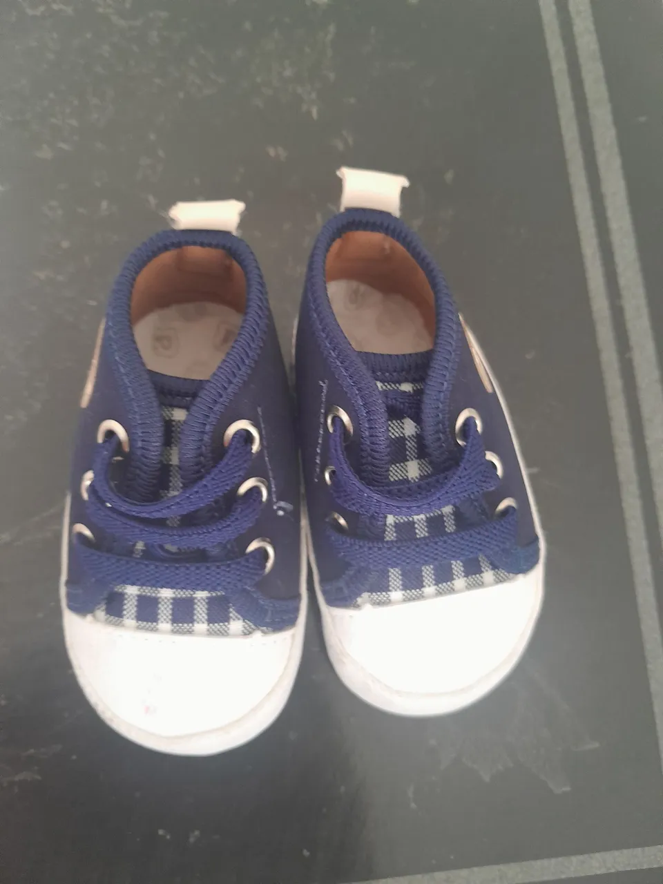Tênis infantil azul com detalhes xadrez