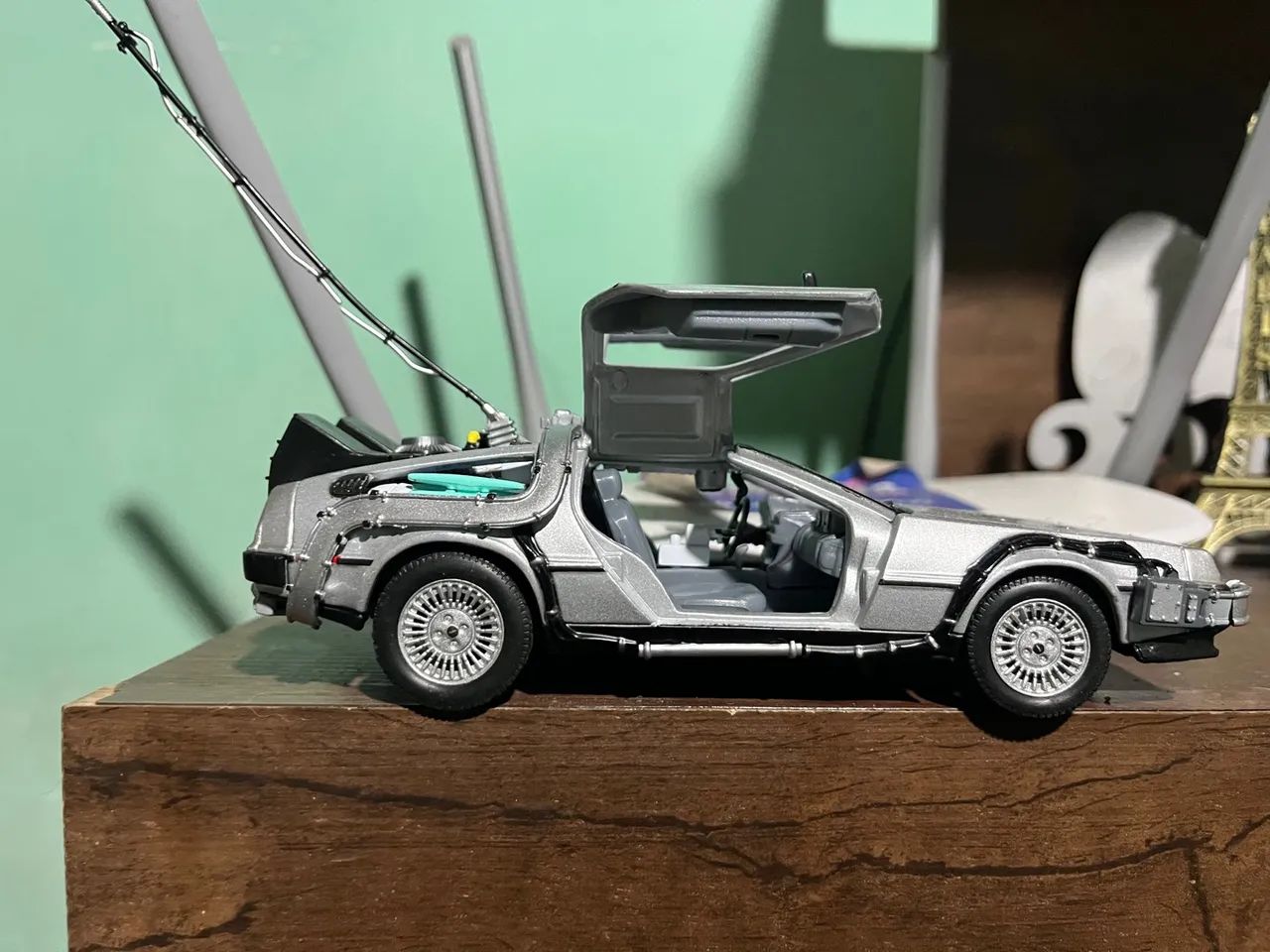 DeLorean DMC-12 - Máquina do Tempo - Escala 1:24