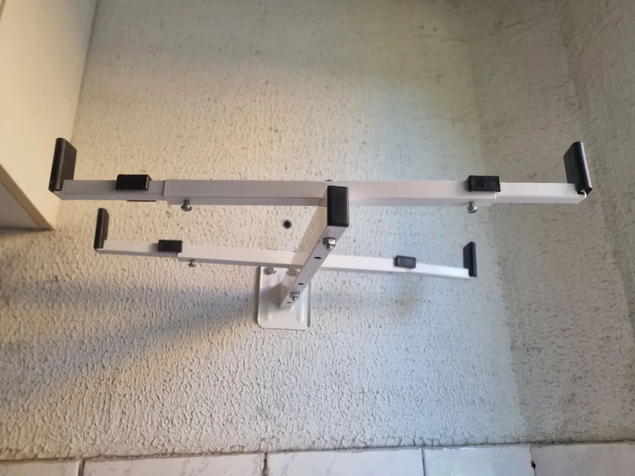 Suporte para microondas de parede