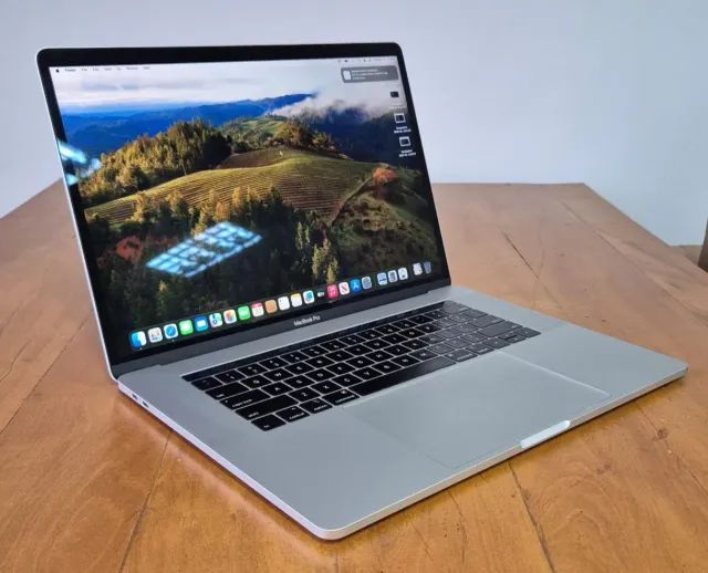 MACBOOK PRO 15' 32GB RAM I9 8 CORE 512GB SSD + HUB USB-C BASEUS