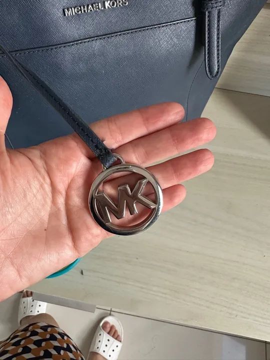 Bolsa MK azul marinho  - Foto 4