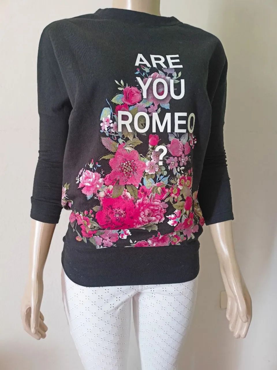Blusa de Moletom Preta franelada com estampa de flores e aplicação com strass 