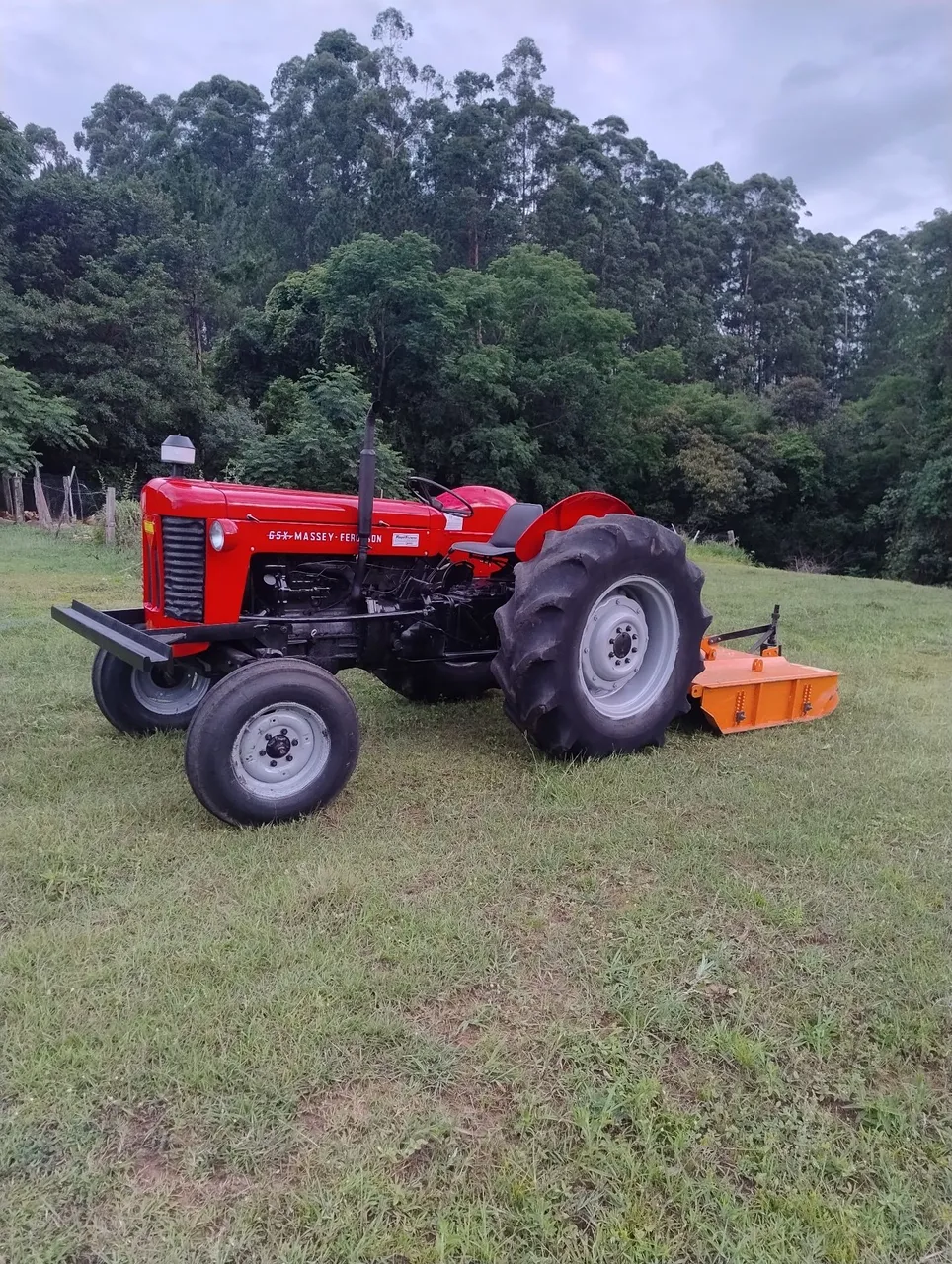 Trator Massey Ferguson 65X com Roçadeira