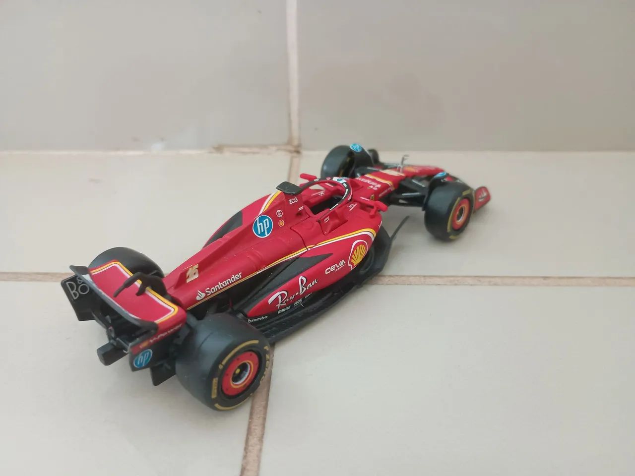 Miniatura ferrari sf24 fórmula 1 1:43 burago - Foto 2