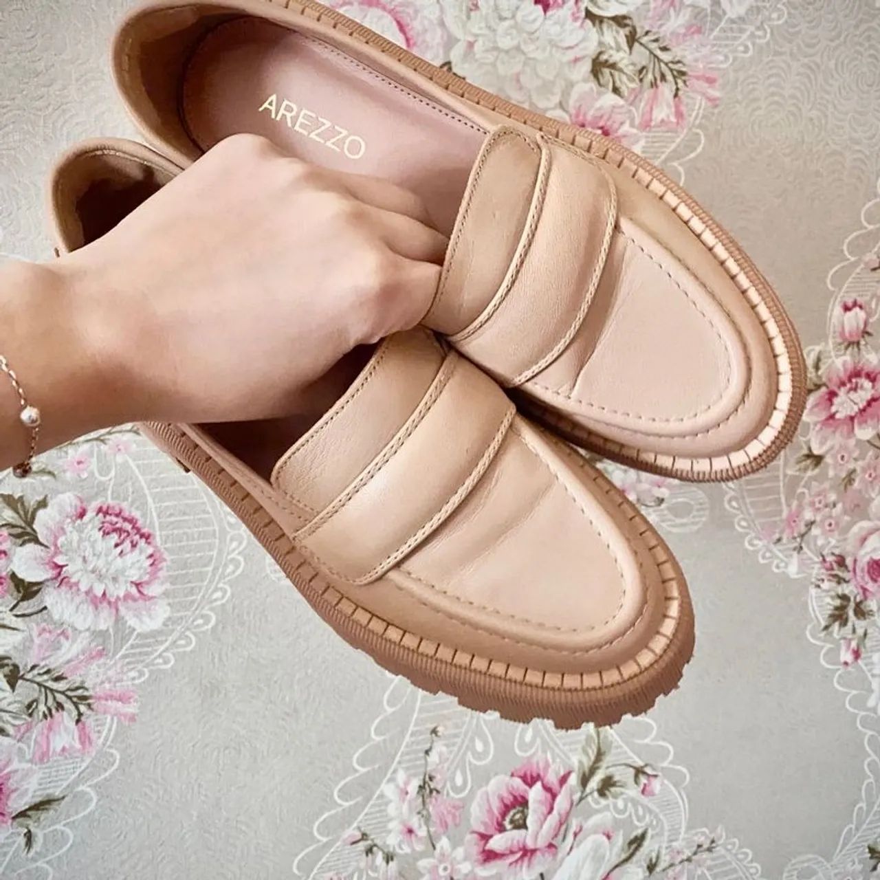 Mocassim Arezzo Bege - Elegância e Conforto
