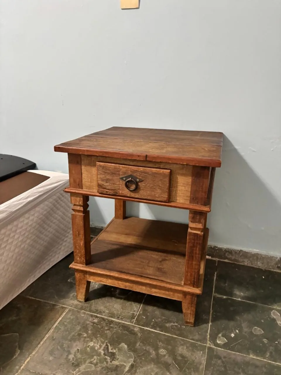 Mesa Lateral com Gaveta e Prateleira Inferior de Madeira Maciça