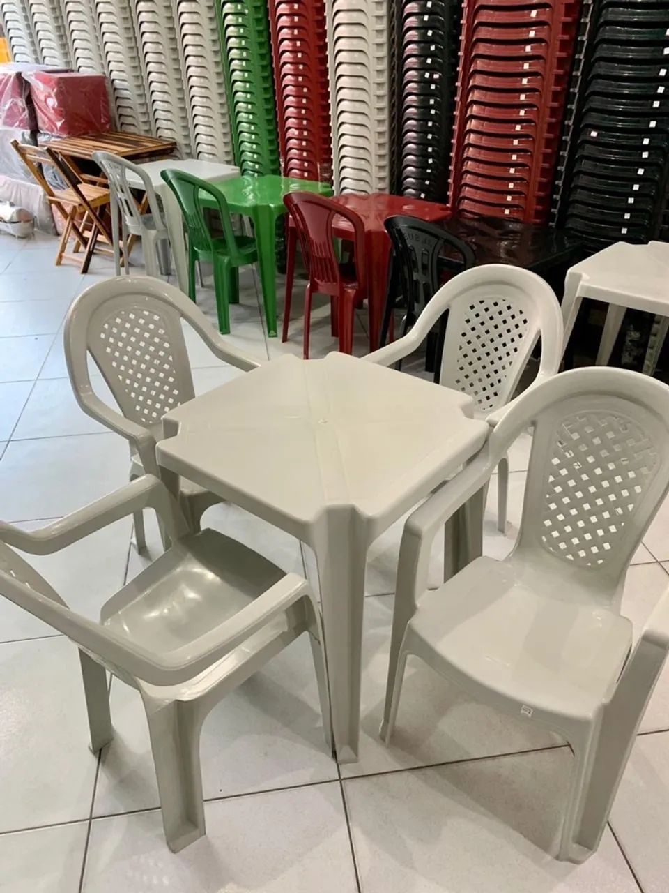 Cadeira poltrona e mesas - Foto 2