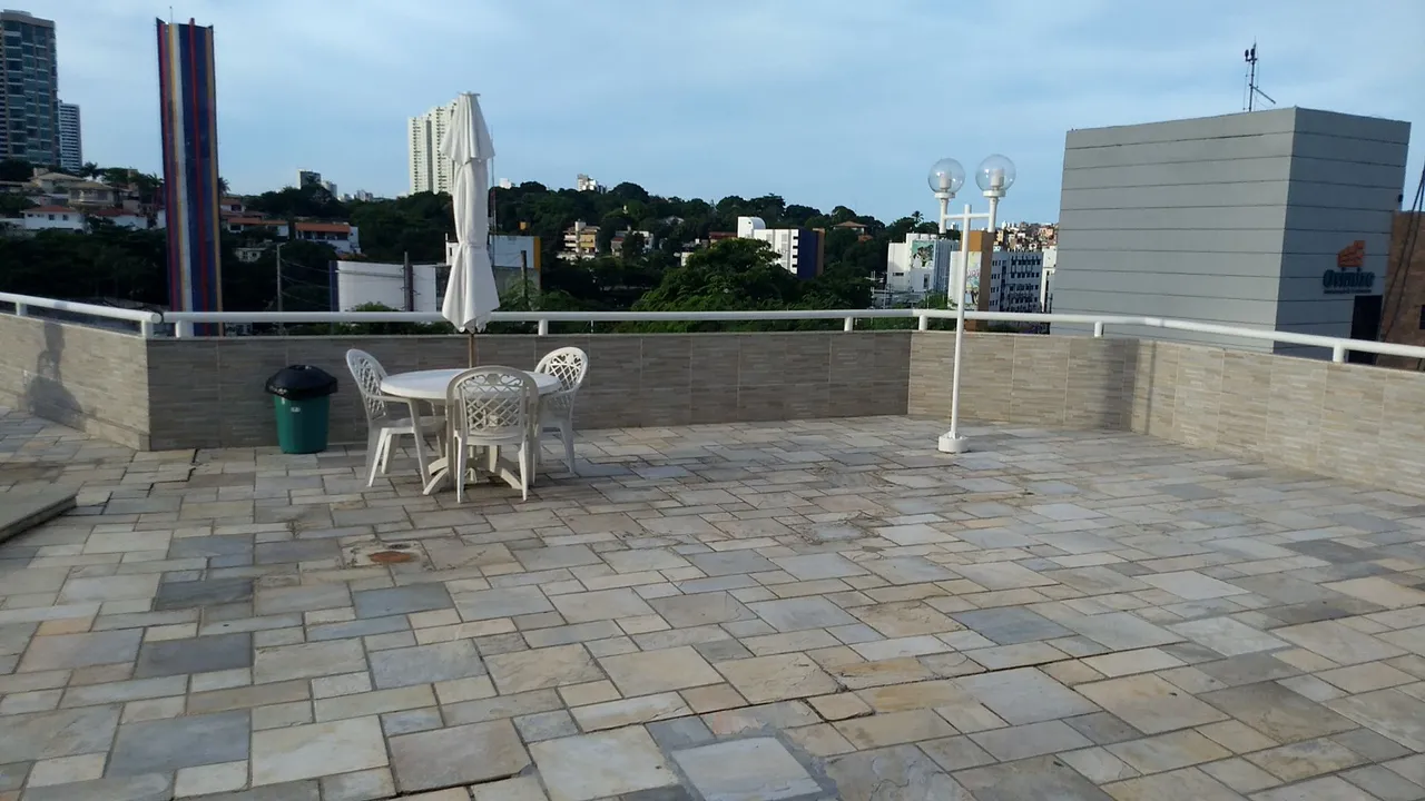 Alugo Apto de 3/4, suíte e banheiro social, sala ampla, cozinha, DCE, ventilado e garagem.