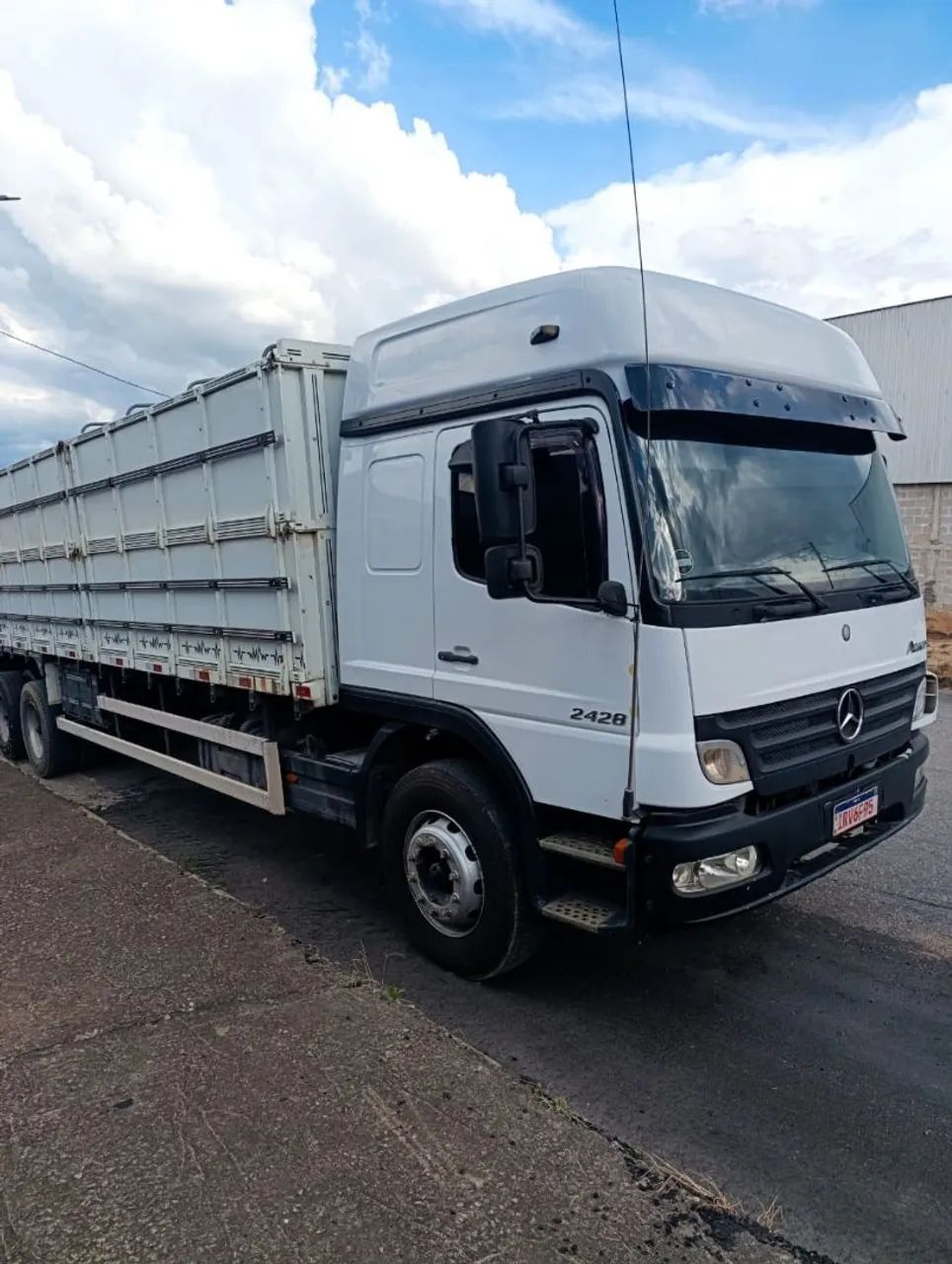 Atego Teto Alto, cabine leito