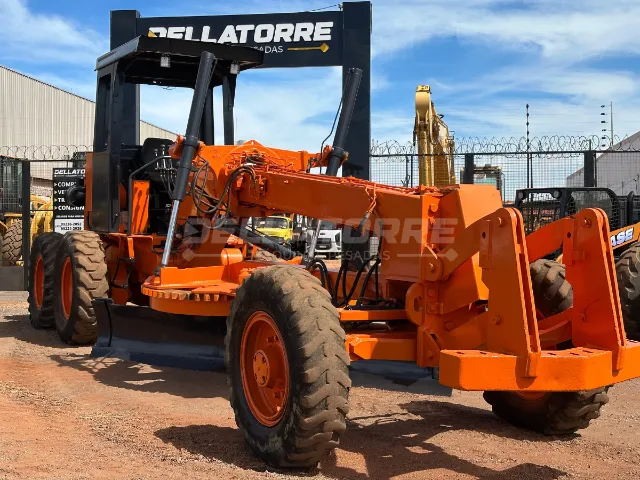 Motoniveladora Fiatallis FG 70B - Motor Novo, Pintura Nova e Pronta para Trabalhar