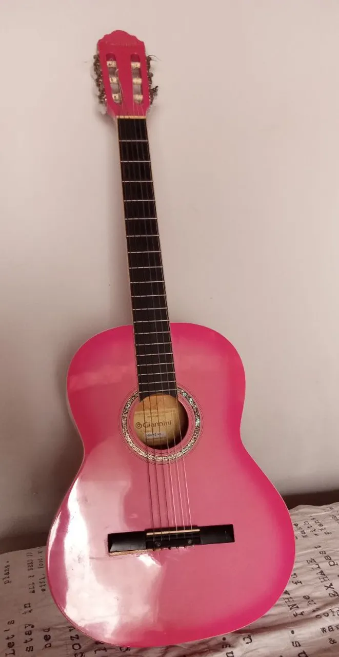 Violão Giannini Rosa com marcas de uso