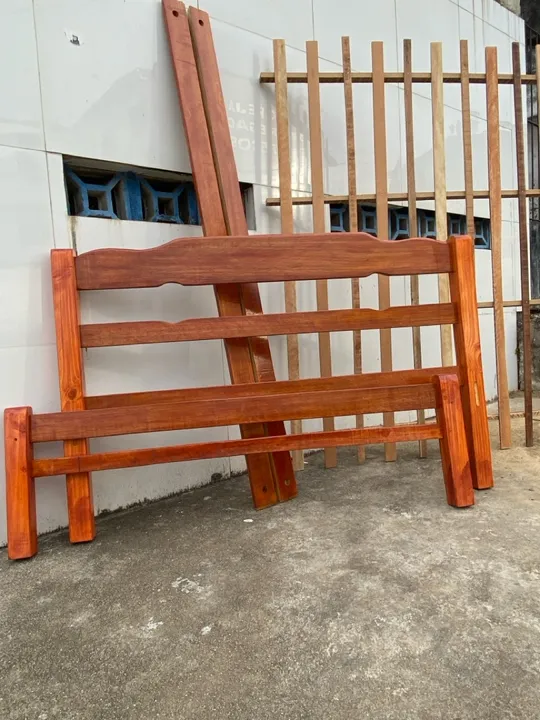 Cama de casal envernizada, 100% madeira