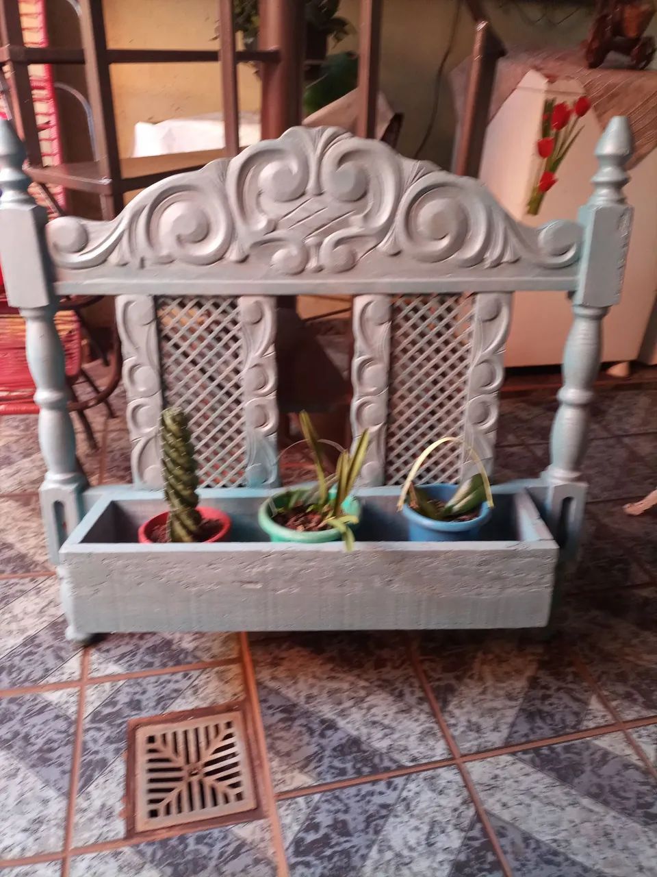 Jardineira Decorativa Vintage com Detalhes Entalhados