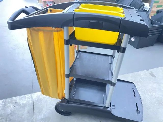 CARRO DE LIMPEZA DE ALTA CAPACIDADE PRETO - RUBBERMAID - Foto 2