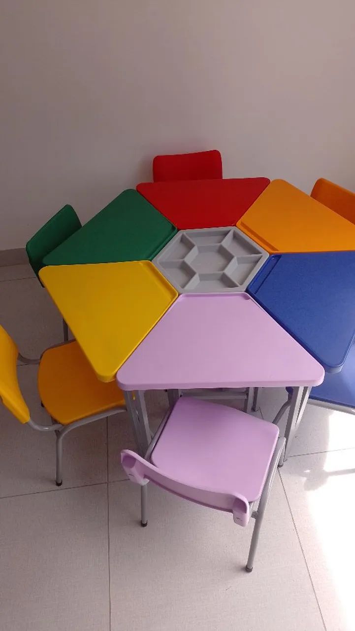 Mesa infantil colorida para atividades