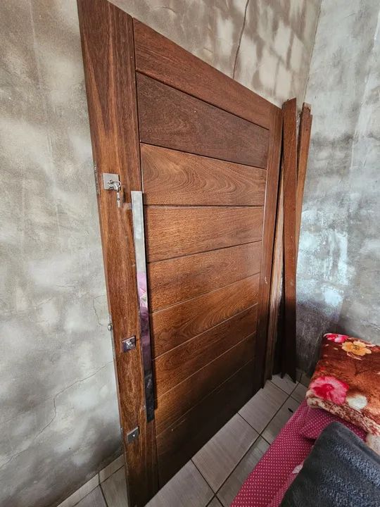 Porta de madeira maciça c/ caixilho e vistas