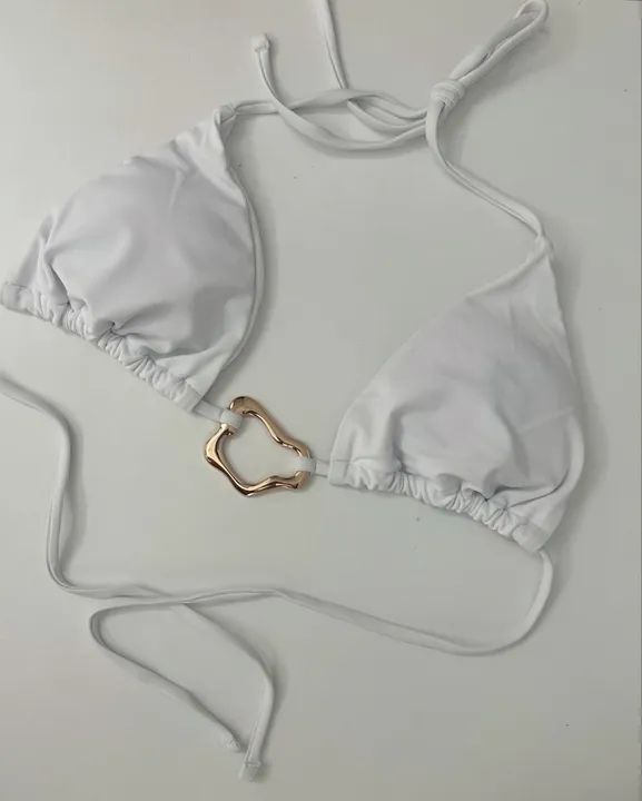 Biquíni branco com detalhe dourado