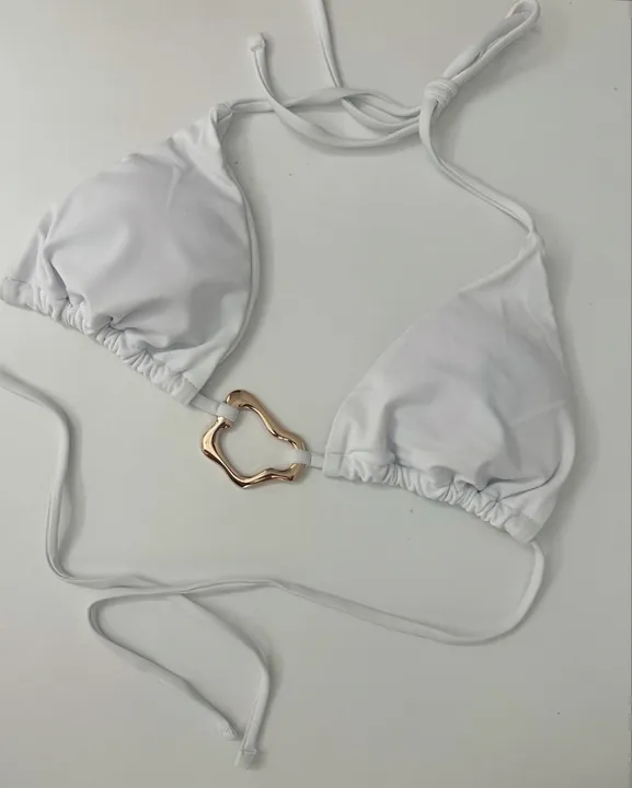 Biquíni branco com detalhe dourado